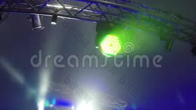 音乐会的舞台灯光有雾，控制台上的舞台灯光，音乐会舞台灯光，娱乐音乐会